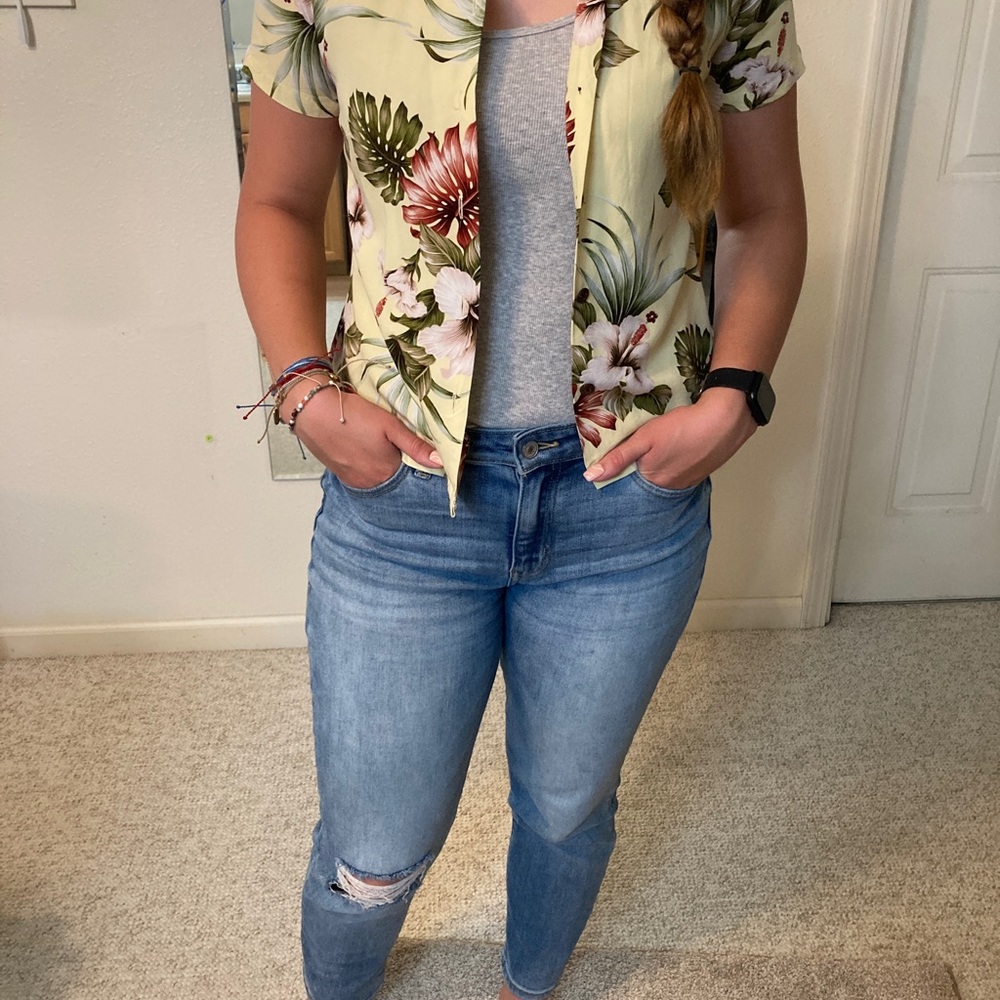 Authentic Hawaiian women’s blouse size XS yellow